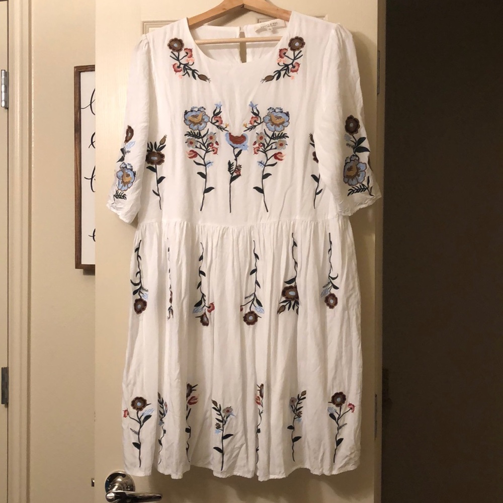 White floral embroidered dress. Perfect condition